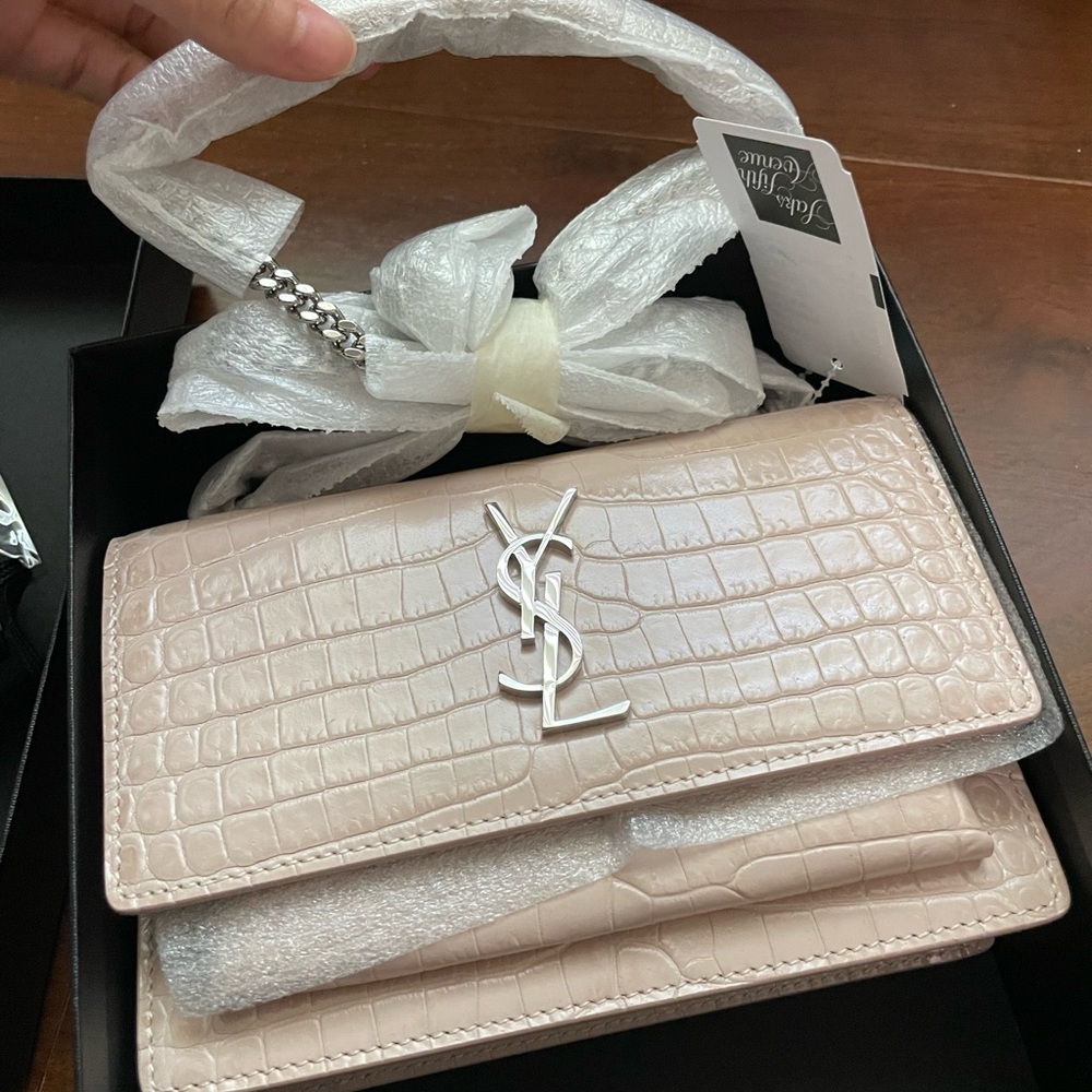 SUNSET CHAIN WALLET IN CROCODILE EMBOSSED LEATHER